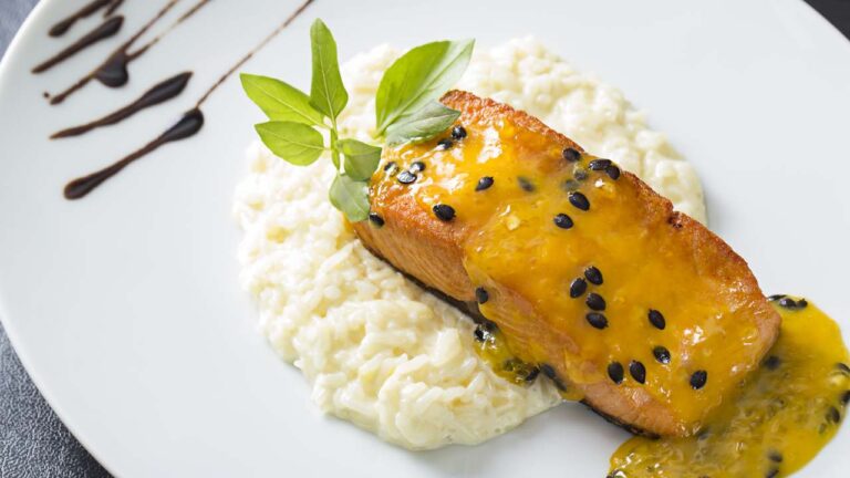 Receita de Salmão com molho de maracujá - Temperos Prático