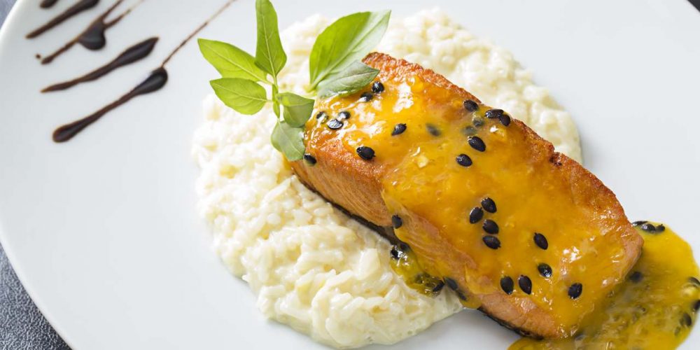 Receita de Salmão com molho de maracujá - Temperos Prático